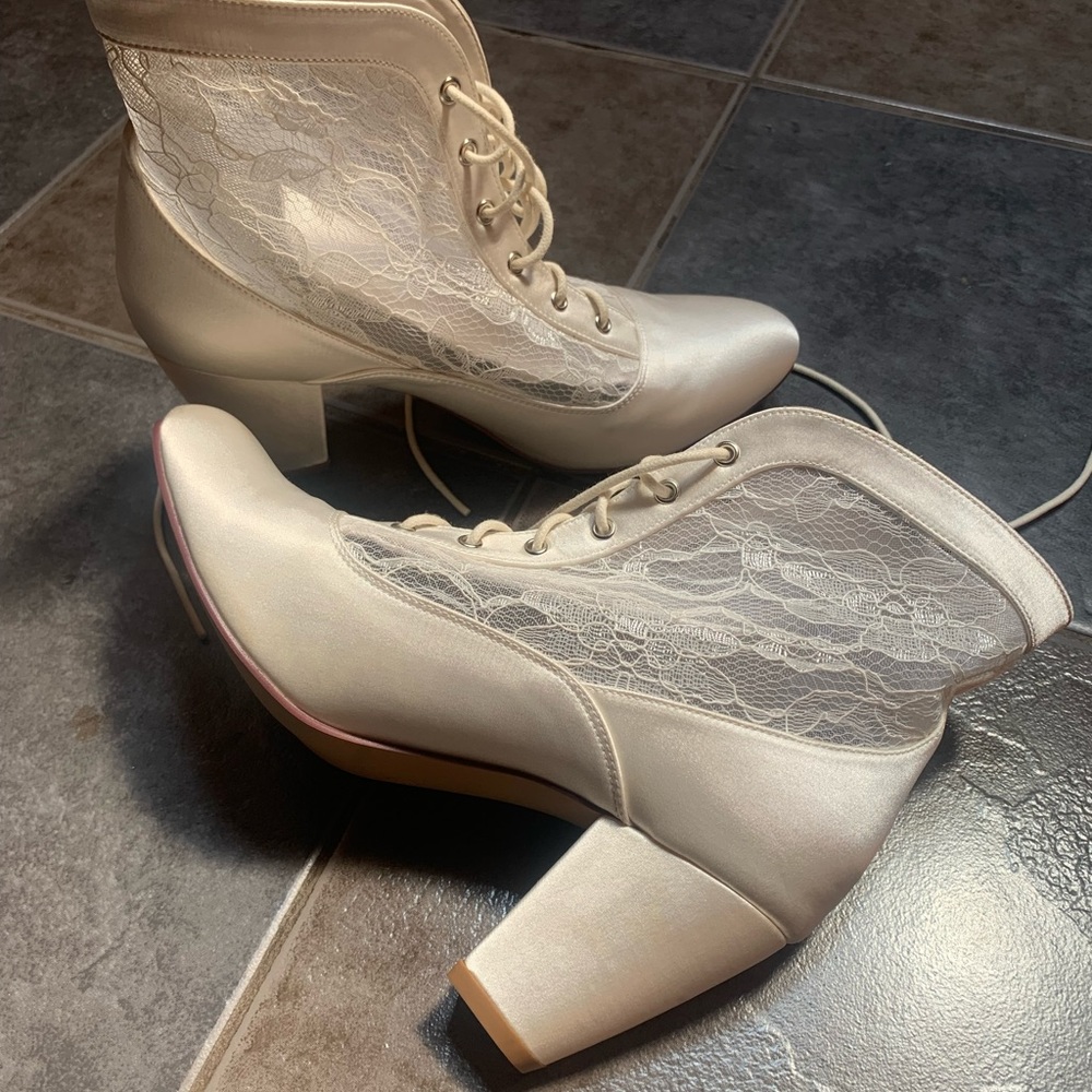 Elegant park, size 9, fancy boots.